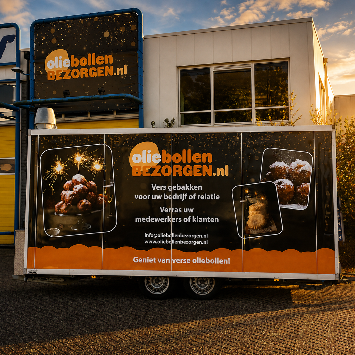 Vers gebakken oliebollen met poedersuiker